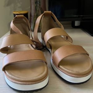 Strap low flat Sandal